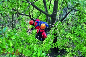 广州蓝天救援协会的搜救队员在白云山明珠楼附近展开搜索。