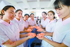 去年护士节前夕，广州卫生职业技术学院毕业生举办庆祝活动。广州日报记者庄小龙 摄（资料图片）