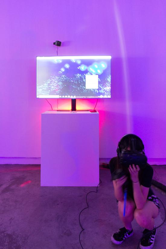 观众现场体验VR艺术设备