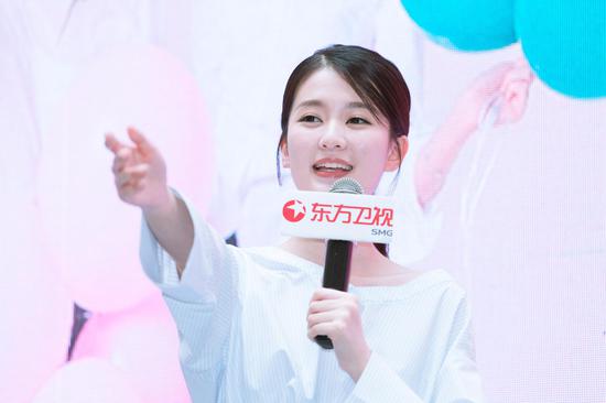 见面会现场乔欣和粉丝亲密互动