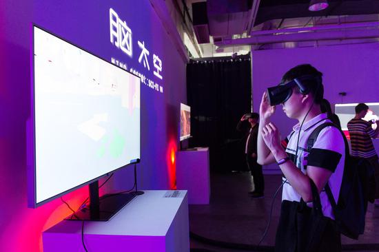 观众现场体验VR艺术设备