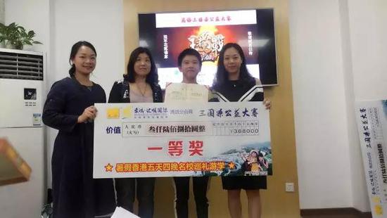 一等奖获得者王文绪同学将携手柏林一起畅游香港