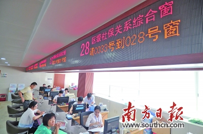 广东各级行政机关力推政务服务改革,让更多群众享受便捷的服务。南方日报记者 戴嘉信 摄