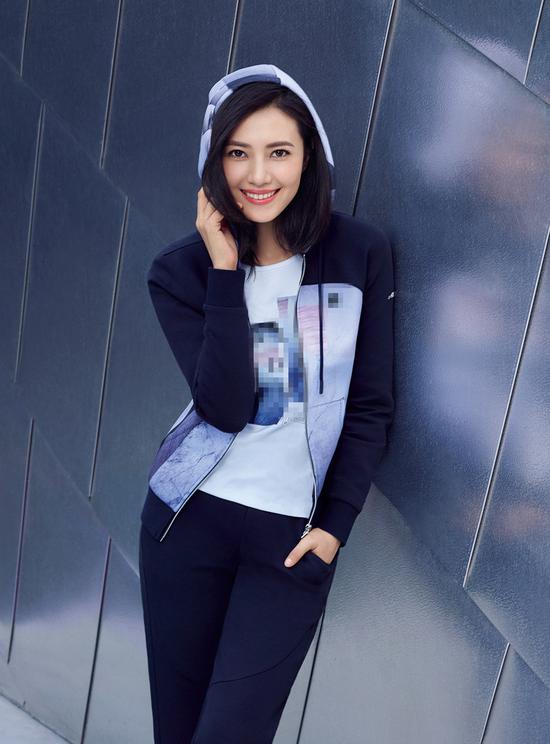 高圆圆身材苗条似少女,面露笑容心情靓。