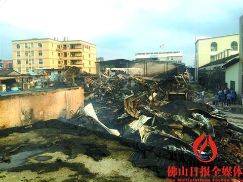 起火厂房内大量的纸皮、木料被烧毁，现场一片狼藉。