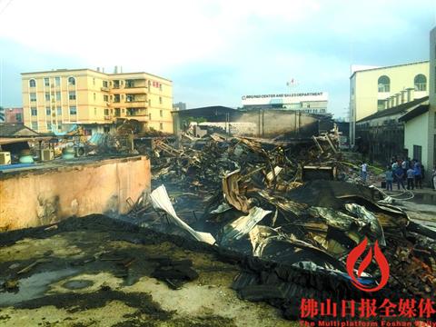 起火厂房内大量的纸皮、木料被烧毁,现场一片狼藉。