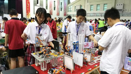 张槎中学同学们正在搭建机器人