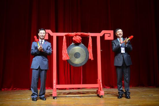 濮存昕主席和温国辉市长为开幕式鸣锣