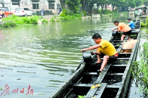 起龙后,村民在清洗龙舟。