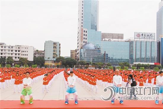 这1100多名健身气功爱好者整齐的动作，吸引了不少市民的目光。