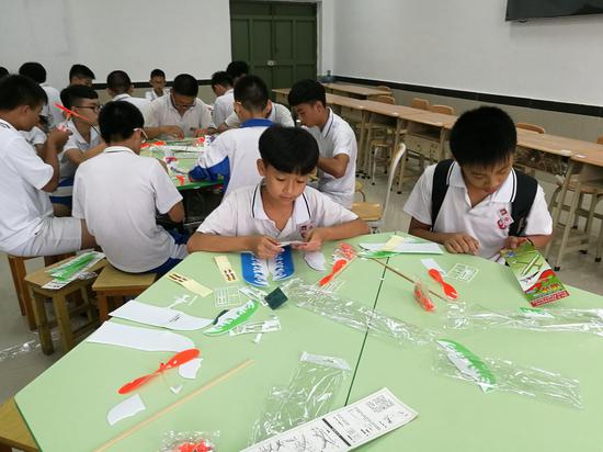 湛江一中培才学校第二届简易航模比赛举行_湛