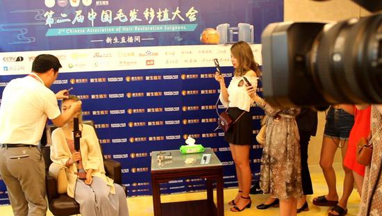 发际线形态的高低影响着五官的协调,通过调整发际线的形态能够改变人脸的整体轮廓大小和外貌形象。在现场,广州新生植发医院丁长春院长为现场的一位发际线形态不理想的网红,做发际线调整术前设计演示。