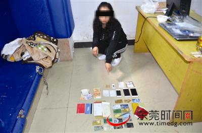 南城警方成功侦破一宗地下钱庄案。图为涉案犯罪嫌疑人指认作案工具 警方供图