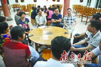 紫南村党员、村民代表直联队接访群众,实行“一对一”联系群众机制,就地解决村居实际问题。
