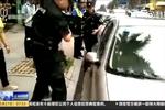 东莞:粗心父母将1岁小孩反锁车内 民警砸窗援救