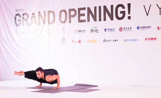 印度瑜伽硕士毕业、V YOGA驻场印度大师Abhai Kumar表演