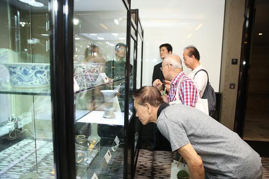 古玩收藏爱好者现场参观展品