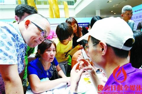 昨日,在2017佛山中考咨询会上,一学校咨询摊位前被前来咨询的考生家长围得水泄不通。