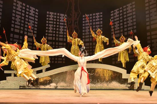 能文能武曾小敏凭《白蛇传·情》角逐梅花奖