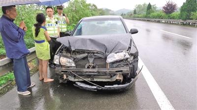 刘女士因操作不当，致使车辆和路产受损，承担此次事故的全部责任。 高速执法供图