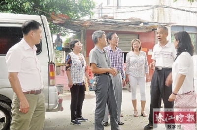 九江侨联会工作人员带越南华侨到上西社区寻根。