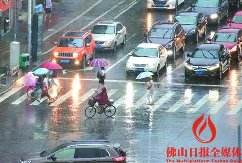 昨日6时40分许，文华北路和南桂西路十字路口已排起车龙。/佛山日报摄影俱乐部影友吴宇摄