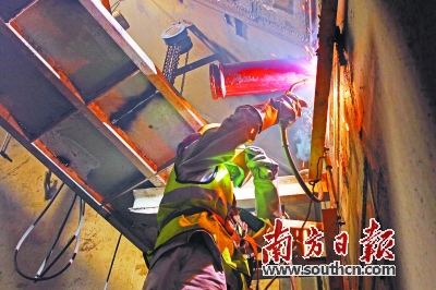 25日,港珠澳大桥沉管隧道中施工人员在进行最后的焊接工作。 南方日报记者 王荣 摄
