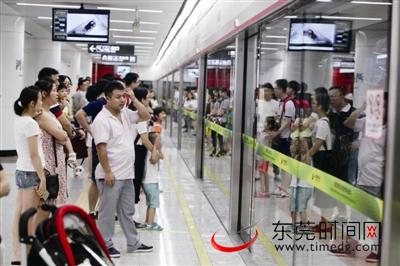 地铁2号线站台，市民排队等待地铁列车 本版图片均为东莞时报资料图 记者 陈栋 摄