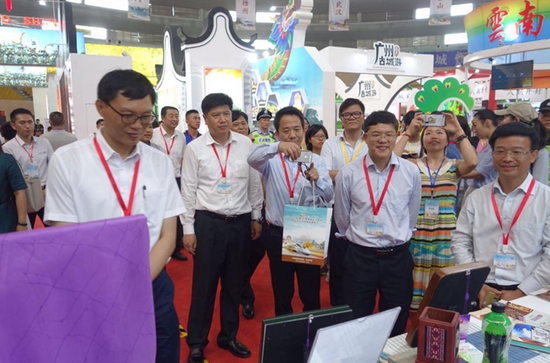 禅城区区长孔海文等领导参观高铁经济带旅游博览会