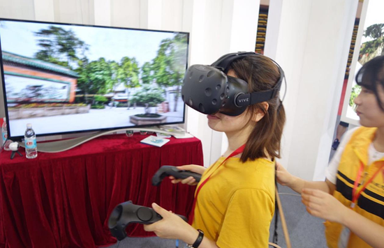 市民在高铁经济带旅游博览会体验VR游园