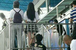 广州：男子体育场内偷拍裙底 被责骂仍不收手