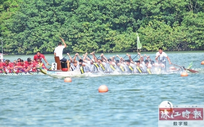 身穿白色战衣的南海九江男子龙舟队奋勇争先摘金牌。