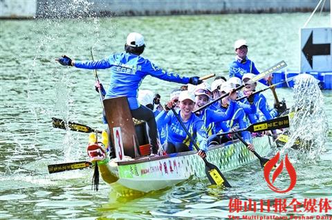 昨日,澳门国际龙舟邀请赛,中国南海九江男、女子龙舟队以强劲表现夺冠。图为中国南海九江女子龙舟队在比赛中奋勇向前。/通讯员梁平摄