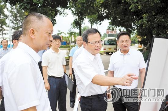 昨日，市委副书记、市长刘毅实地考察新会区会城河黑臭水体整治工作。