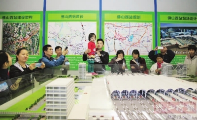 市民参观佛山西站。(资料图片)珠江时报记者/刘贝娜摄