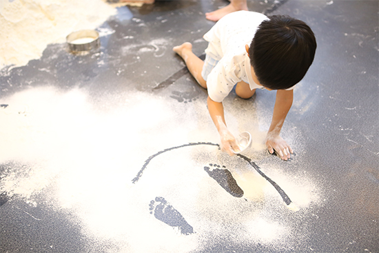 小朋友体验“面粉作画”游戏