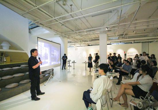 无界博物馆发布会上宋冬介绍无界艺术项目