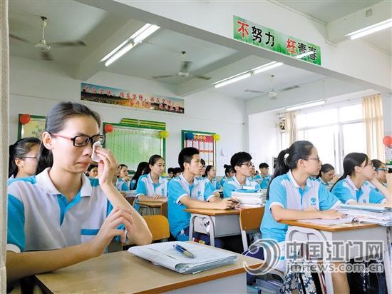 最后一课”催人泪下。图为一名正在擦眼泪的女生。