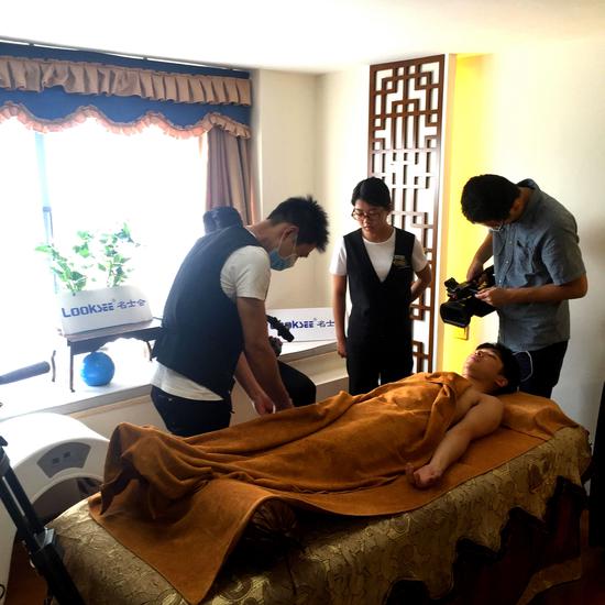 开业当天客人体验排酸项目