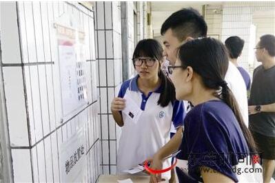 昨天,东莞中学考点,不少考生前来查看考室 记者 陈栋 摄