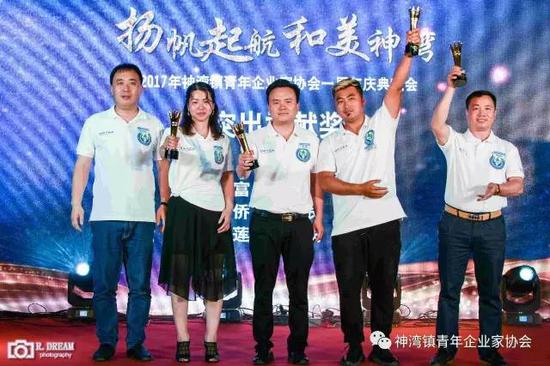同时,张洪彬会长为(从左到右)伍爱莲、李烽、陈贤富和张瑜侨颁发杰出贡献奖