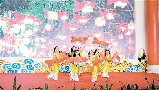 葵城中学舞蹈队献上了别具韵味的鱼灯舞，每个鱼灯都是同学们亲手做的。
