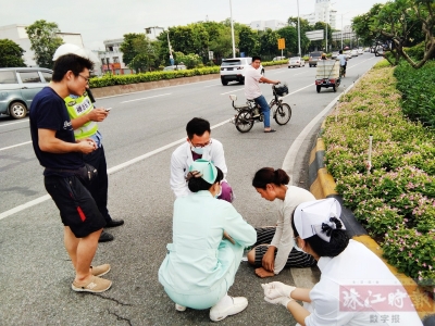 为防止意外,“眼镜哥”(左一)一直守候在女子身边,直到警察和120医生到达。(市民钟先生供图)