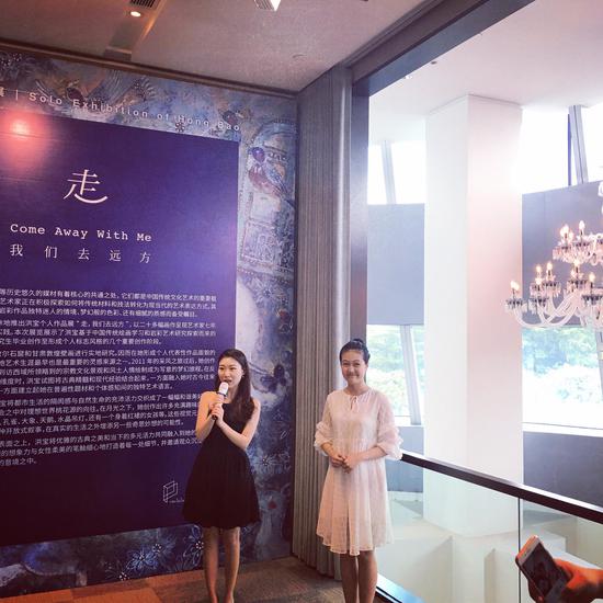 艺术家洪宝、策展人李听尘在开幕式上致辞