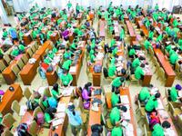家访结束后,200多名志愿者忙着记录家访的具体情况。广报记者苏俊杰摄