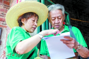 79岁的王颂汤会长也参加了家访。