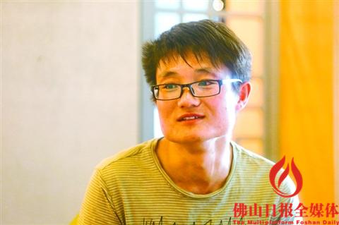 昨日,在佛山大桥北救助路边女子的“眼镜哥”杨永峰接受媒体采访。/佛山日报记者王伟楠摄