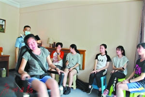 参加“招飞”的女高中生在接受转椅检测。