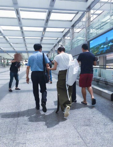 王珞丹男生接受接机机场挽手搂肩浓浓亲情超女生吗嗔怪父亲出轨图片