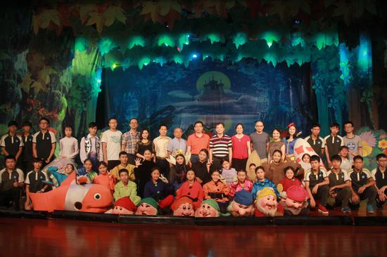 童话人偶剧《白雪公主》在东莞塘厦演艺馆举行